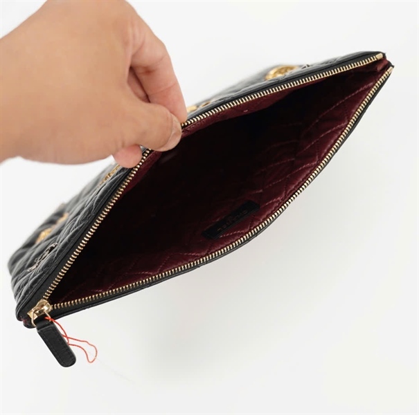 Túi Chanel Clutch đen đính charm ( 24294236) (HC) +