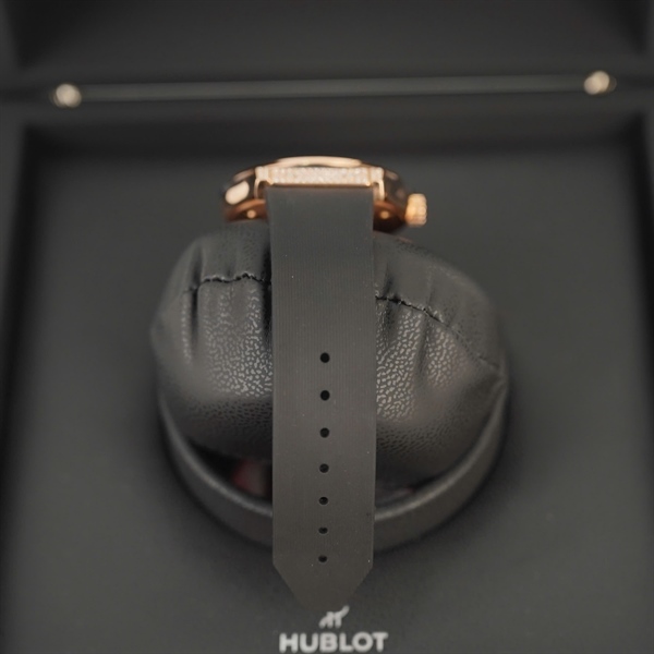 Đồng hồ Hublot mặt tròn đính đá quai đen (843784) sz42 (HC) +