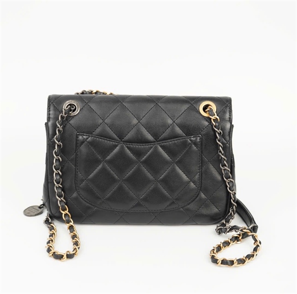 Túi Chanel đen đính charm (HX83JC81) sz20 (HC) +