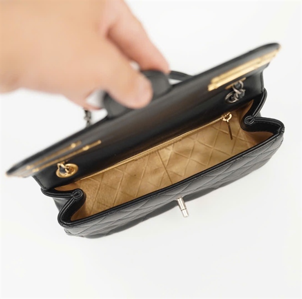 Túi Chanel đen đính charm (HX83JC81) sz20 (HC) +