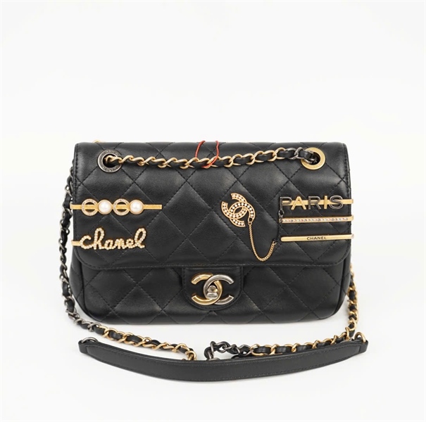 Túi Chanel đen đính charm (HX83JC81) sz20 (HC) +