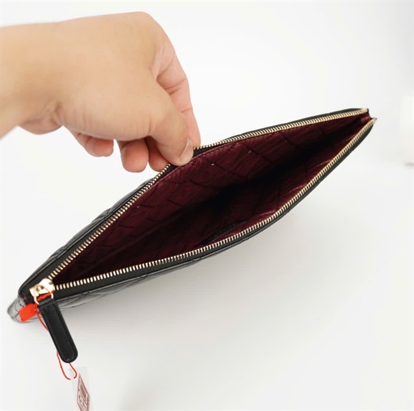 Túi Chanel Clutch đen đính charm sz26 (23741553) (HC) +