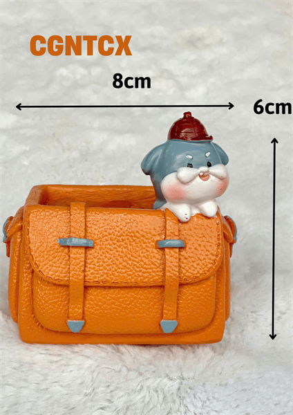 CHẬU CÚN GIÀ NGỒI TRONG CẶP XÁCH