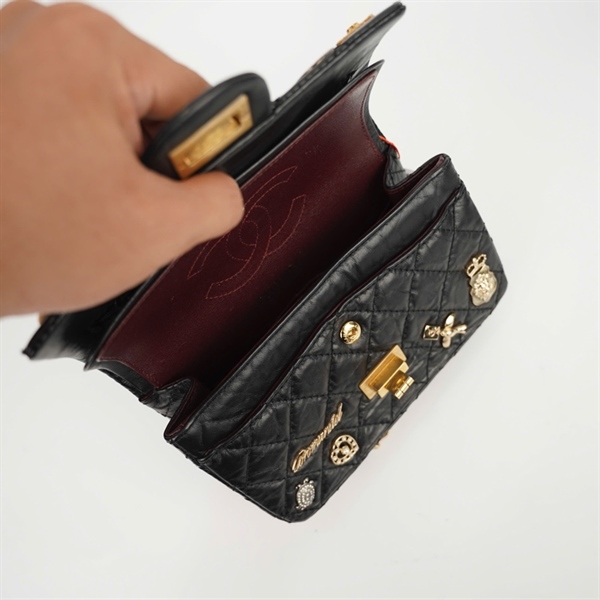 Túi Chanel đen đính charm (24344558) sz19 (BMC) KG+