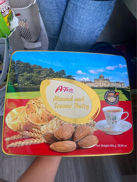 Bánh Quy Hạnh Nhân Phủ Mè Hộp Thiết Hình Chữ Nhật Lớn A-Taste 624gr