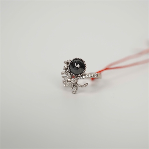 Nhẫn kim cương đen họa tiết hoa lan KG +