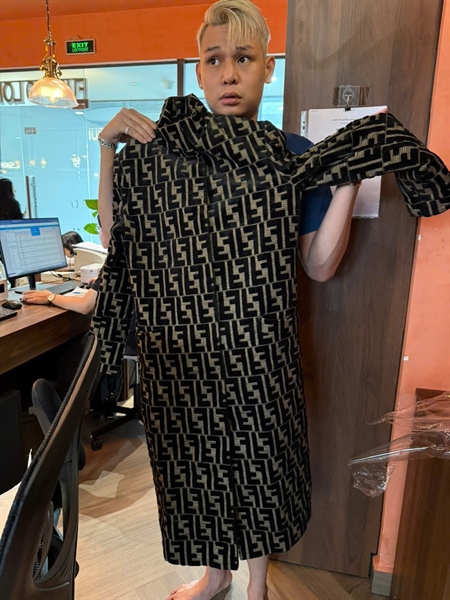 Áo khoác Fendi dáng dài màu đen họa tiết +