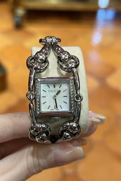 Đồng hồ GG mặt vuông quai bạc cách điệu (PN) +