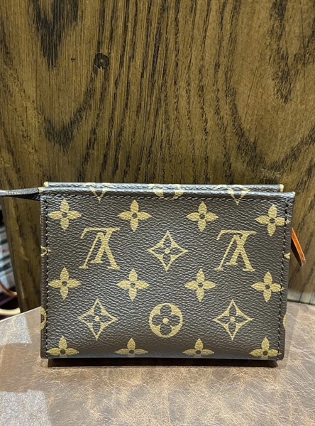 Ví LV hoa nâu cầm tay +