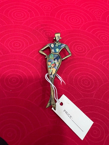 Cài áo hình cô gái