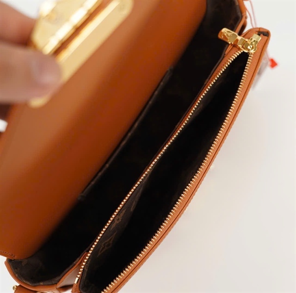 Túi LV Swing màu nâu kèm 2 strap + charm sz21 (HC) +