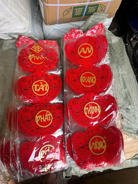 Câu đối hình hũ vàng