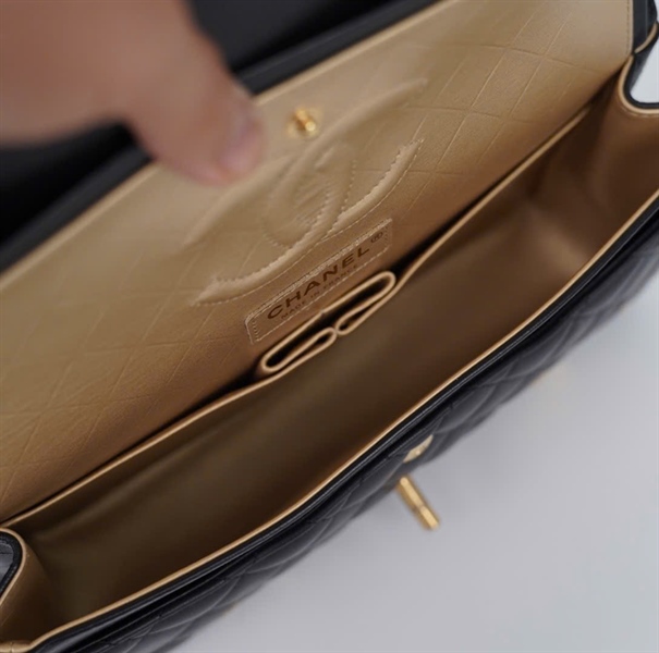 Túi Chanel Classic đen đính charm (31337269) sz25 (HC) +