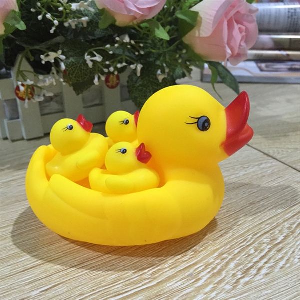 Đàn vịt thả bồn tắm cho bé