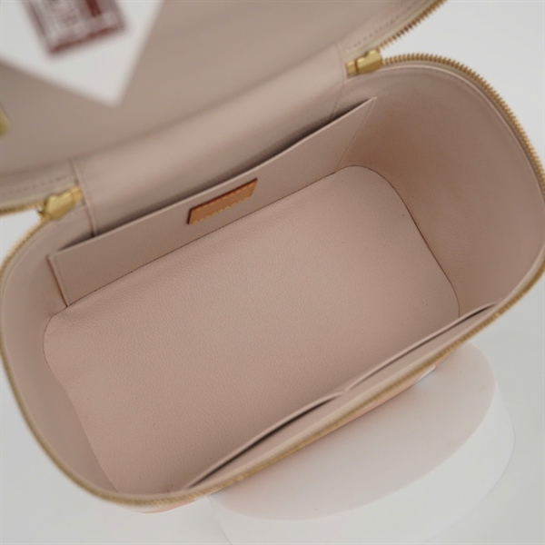 Túi LV cốp màu nude hoa trắng sz22 KG+