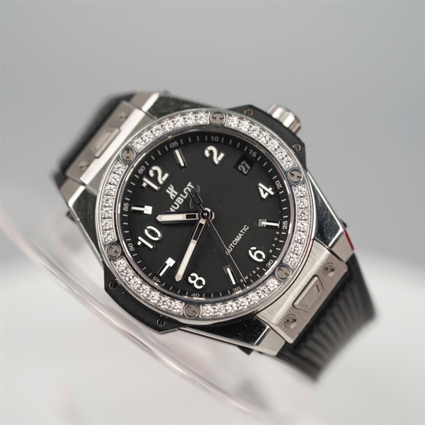 Đồng hồ Hublot mặt tròn đen đính đá (12-465-80) (HC) KG +kim zin