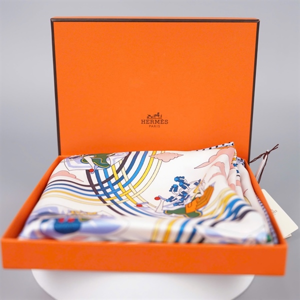 Khăn Hermes in hình cô gái (PN) +