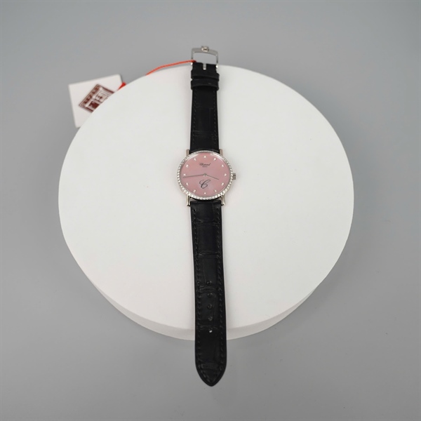 Đồng hồ Chopard mặt tròn viền kim cương quai đen có giấy kiểm định (551322) sz32 (HC) +