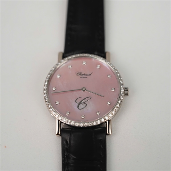 Đồng hồ Chopard mặt tròn viền kim cương quai đen có giấy kiểm định (551322) sz32 (HC) +