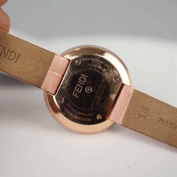 Đồng hồ Fendi mặt tròn dây hồng (Au750) (HC) KG +
