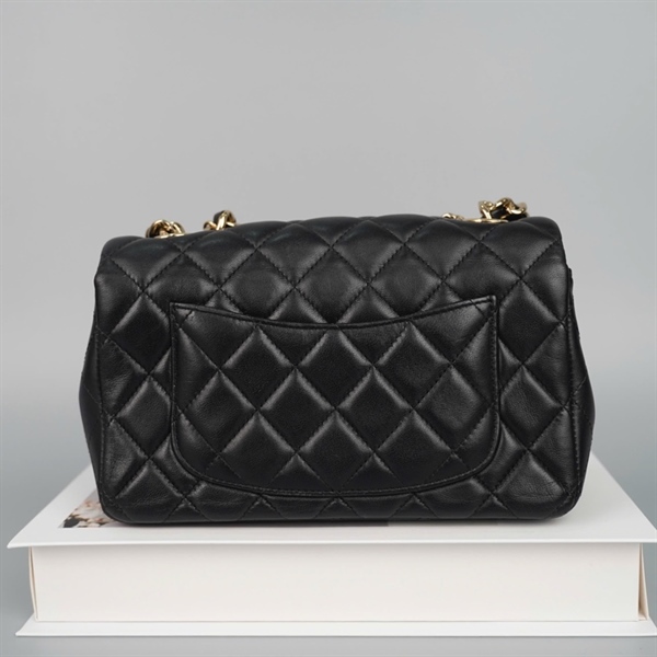 Túi Chanel đen quai đính charm (30794984) sz20 (HC) +