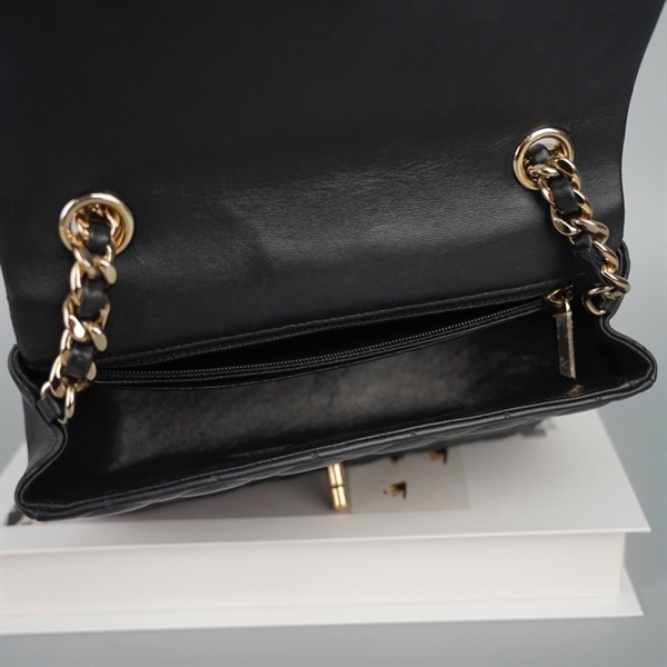 Túi Chanel đen quai đính charm (30794984) sz20 (HC) +