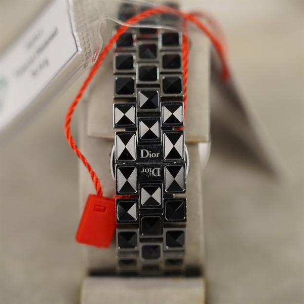 Đồng hồ Dior mặt tròn đính 2 viền kim cương có thẻ kiểm định J03911 KG+