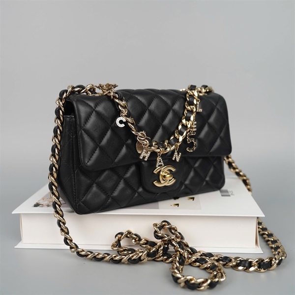 Túi Chanel đen quai đính charm (30794984) sz20 (HC) +