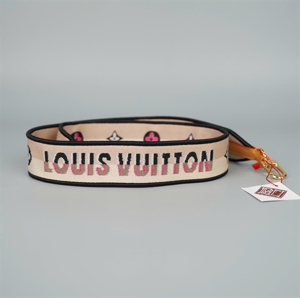 Strap LV hoa màu nền hồng nhạt