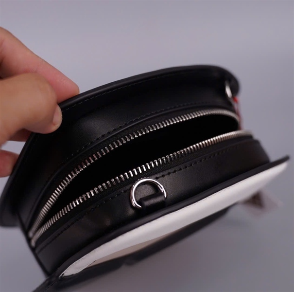 Túi Karl Lagerfeld trắng hình mặt sz20 +