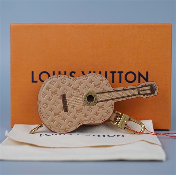 Charm LV hoa nâu hình cây đàn +