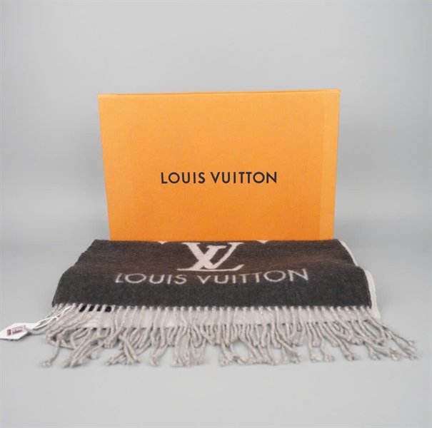 Khăn LV nền xám hoa trắng (PN) +