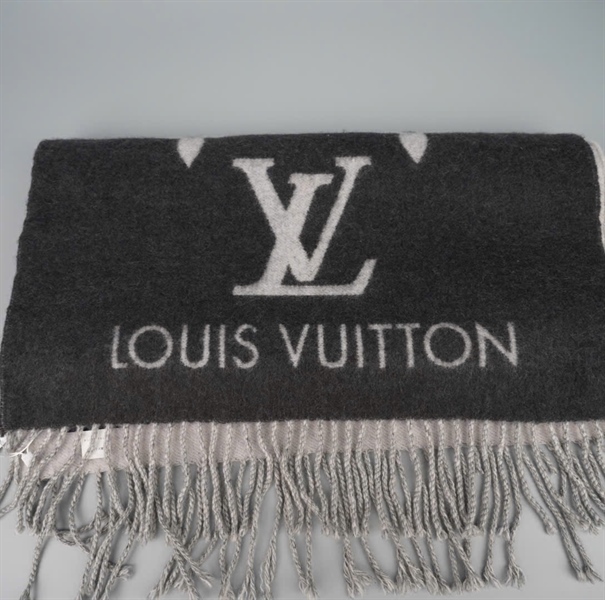 Khăn LV nền xám hoa trắng (PN) +