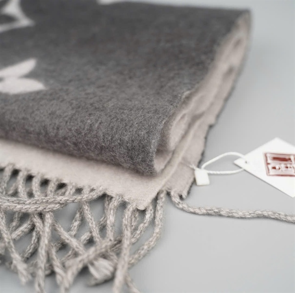 Khăn LV nền xám hoa trắng (PN) +