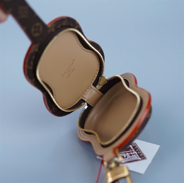 Charm LV hoa nâu hình cây đàn +