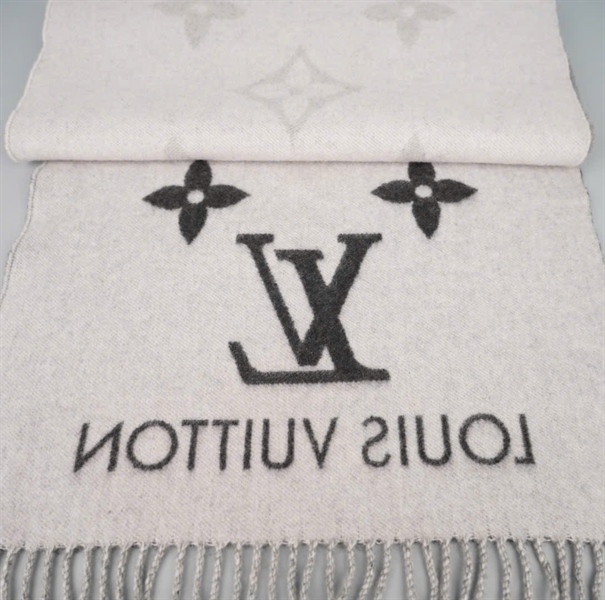 Khăn LV nền xám hoa trắng (PN) +