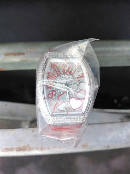 Đồng hồ Franck Muller trắng họa tiết đính đá quai đỏ (HC) +