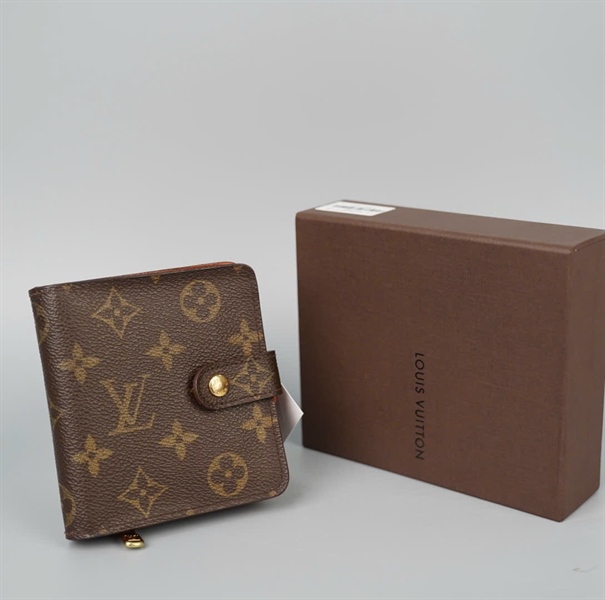 Ví LV hoa nâu gập 2 có khóa zip (LT) KG+