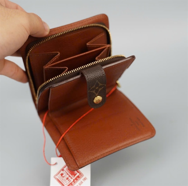 Ví LV hoa nâu gập 2 có khóa zip (LT) KG+