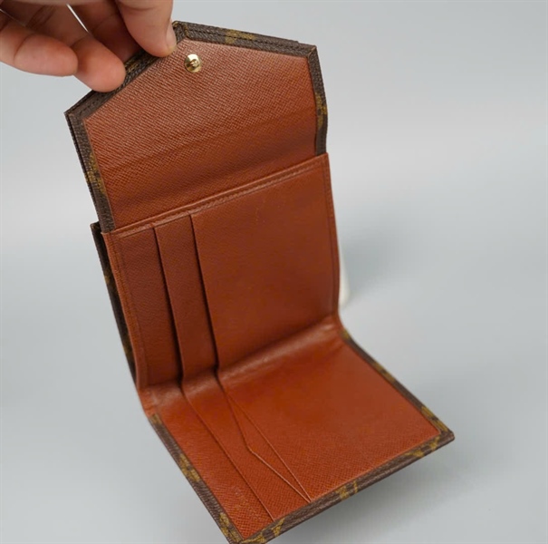 Ví LV hoa nâu 2 ngăn nút vàng (LT) KG+