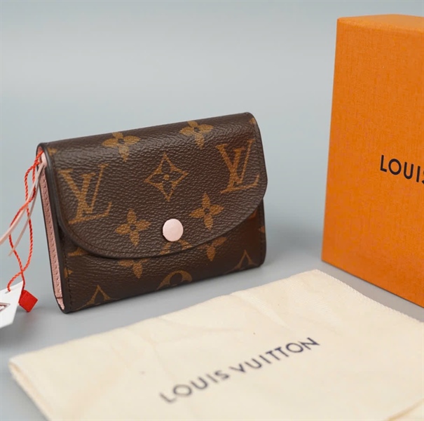 Ví card LV hoa nâu nút hồng viền bo (LT)KG+