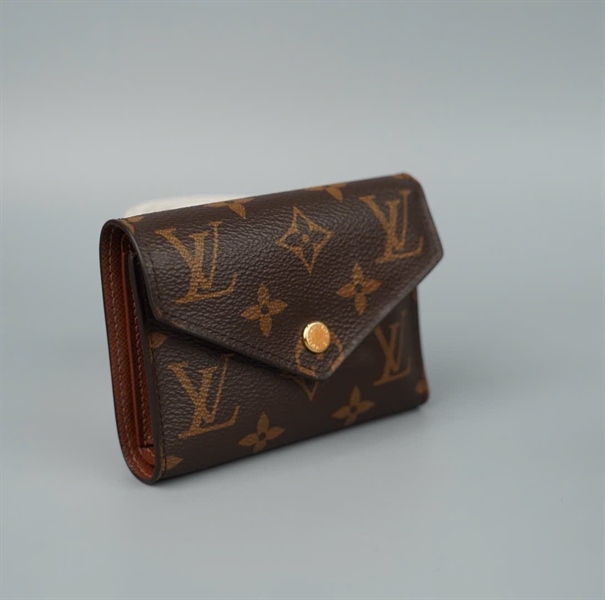 Ví LV gập 3 hoa nâu nút vàng (LT)KG+