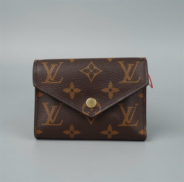 Ví LV gập 3 hoa nâu nút vàng (LT)KG+