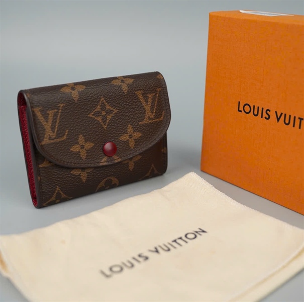 Ví card LV hoa nâu nút đỏ đô viền bo (LT)KG+