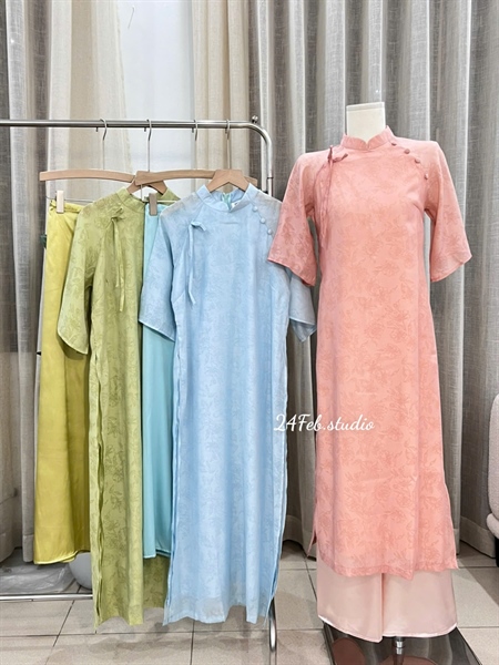 Áo dài tơ in hoa kèm bờm