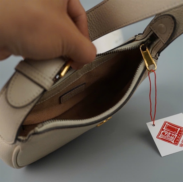 Túi GG kẹp nách màu trắng (739076213347) sz20 (BQ) KG+