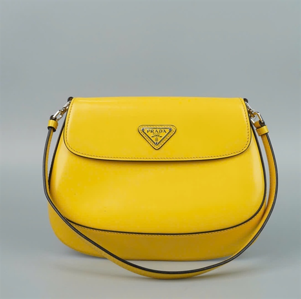 Túi Prada kẹp nách màu vàng (7/D) sz20 (BQ) KG+