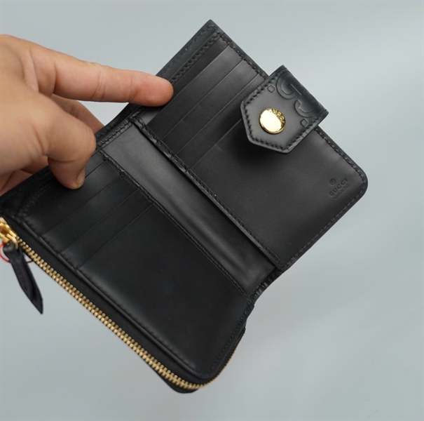 Ví GG đen gập 2 nút vàng (BQ) KG+