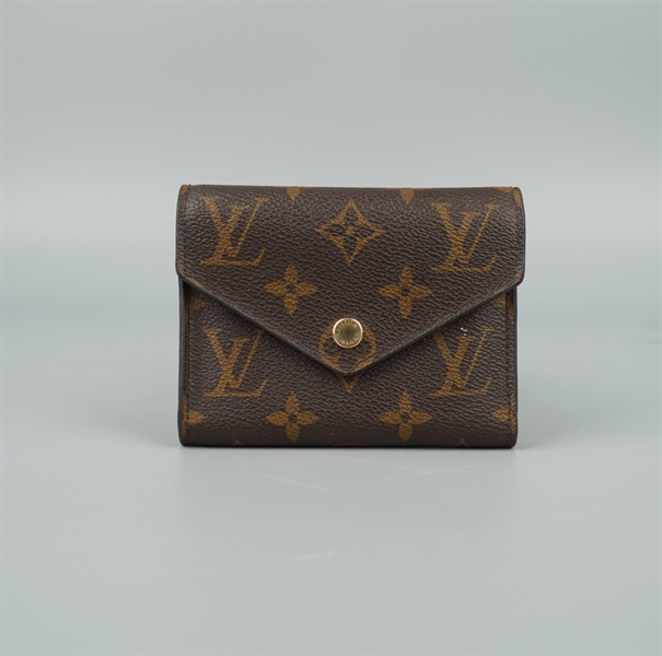 Ví LV hoa nâu gập 3 nút vàng KG+