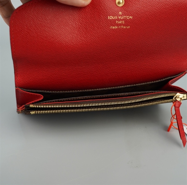 Ví LV dài ô vuông nâu nút đỏ KG+